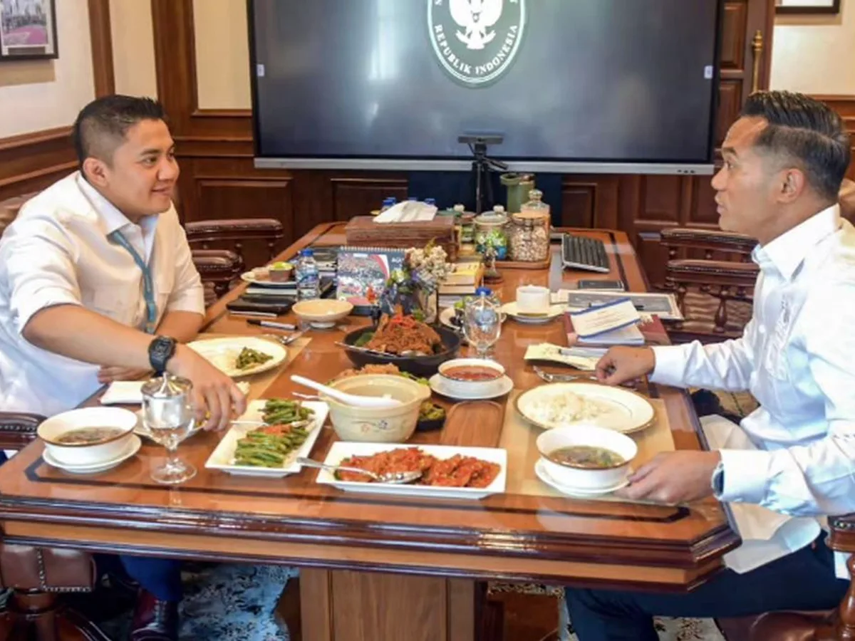 Anindya Bakrie Temui Seskab Teddy Bahas Motor Listrik Nasional