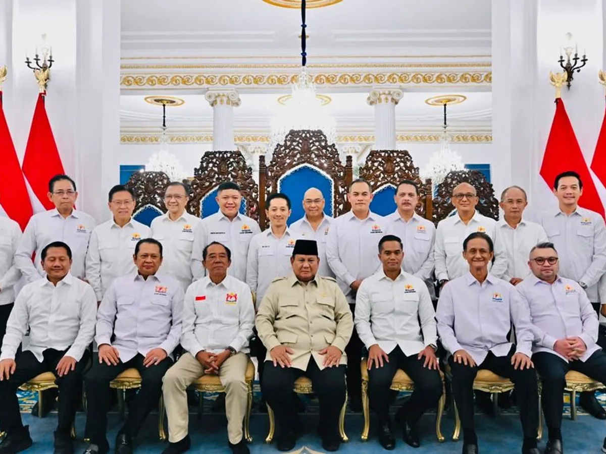 Anindya Bakrie Serahkan "We Buy from Indonesia" kepada Prabowo di Istana